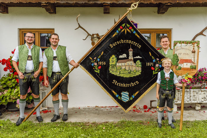 Fahnenabordnung BV Steinkirchen